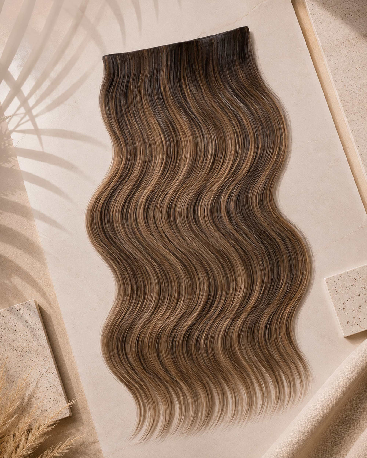 Premium Weft, Lifestyle-Aufnahme auf strukturierter Oberfläche – Mocha Velvet