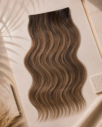 Premium Weft, Lifestyle-Aufnahme auf strukturierter Oberfläche – Mocha Velvet