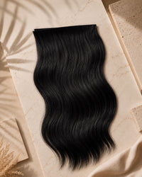 Premium Weft, Lifestyle-Aufnahme auf strukturierter Oberfläche – Natural Black