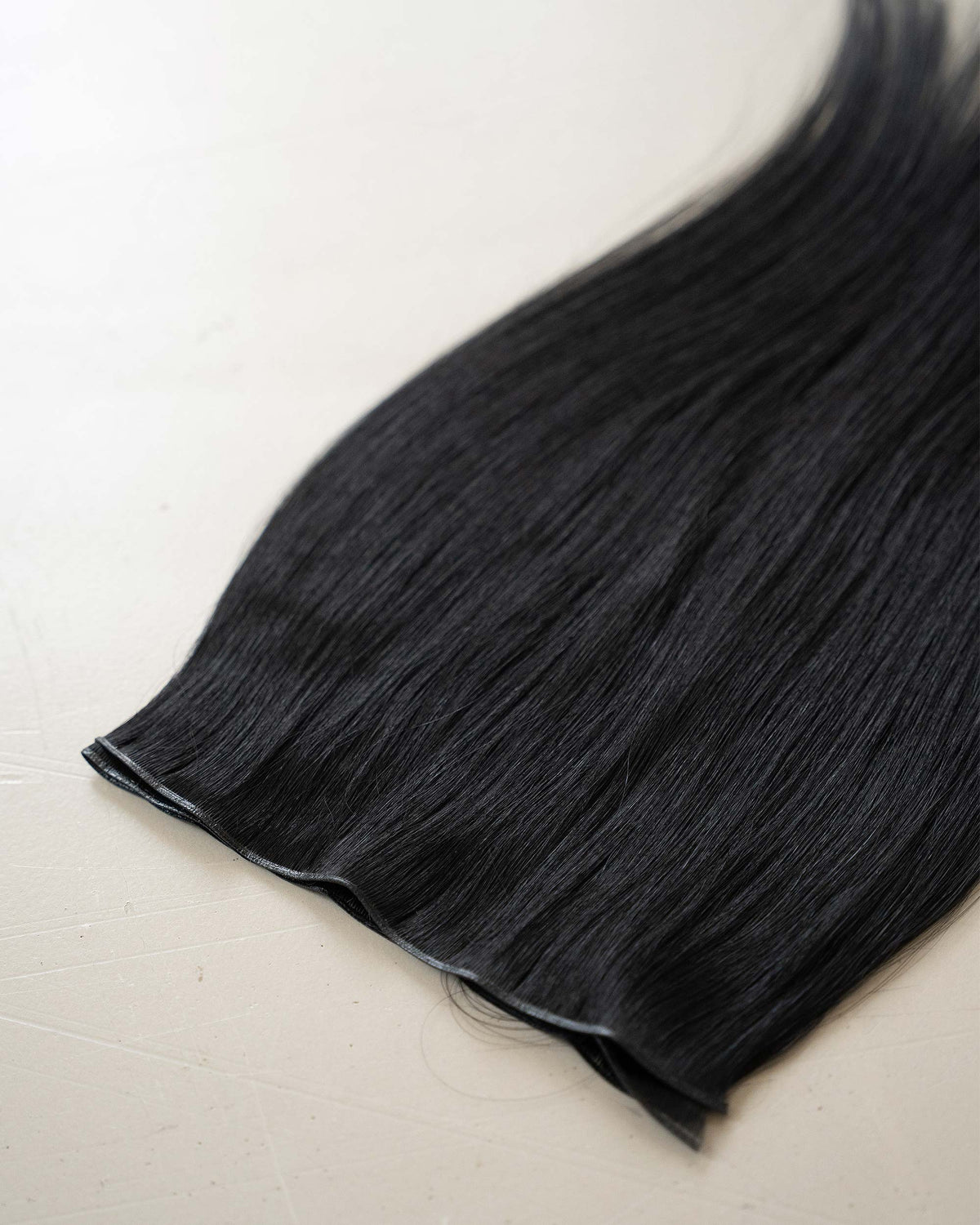 Premium Weft, Nahaufnahme der Haarspitzen – Natural Black