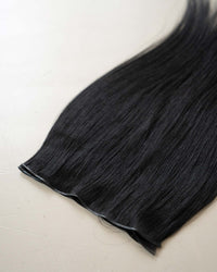 Premium Weft, Nahaufnahme der Haarspitzen – Natural Black