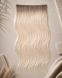 Premium Weft, Lifestyle-Aufnahme auf strukturierter Oberfläche – Pearl Ice Blonde