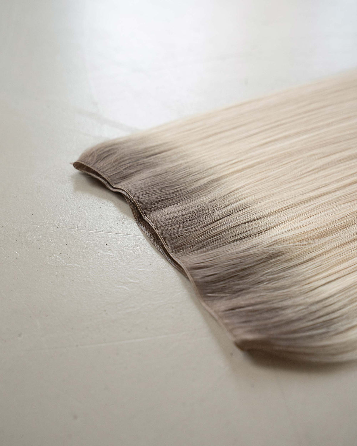 Premium Weft, Nahaufnahme der Haarspitzen – Pearl Ice Blonde