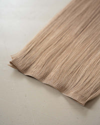 Premium Weft, Nahaufnahme der Haarspitzen – Sandy Blonde