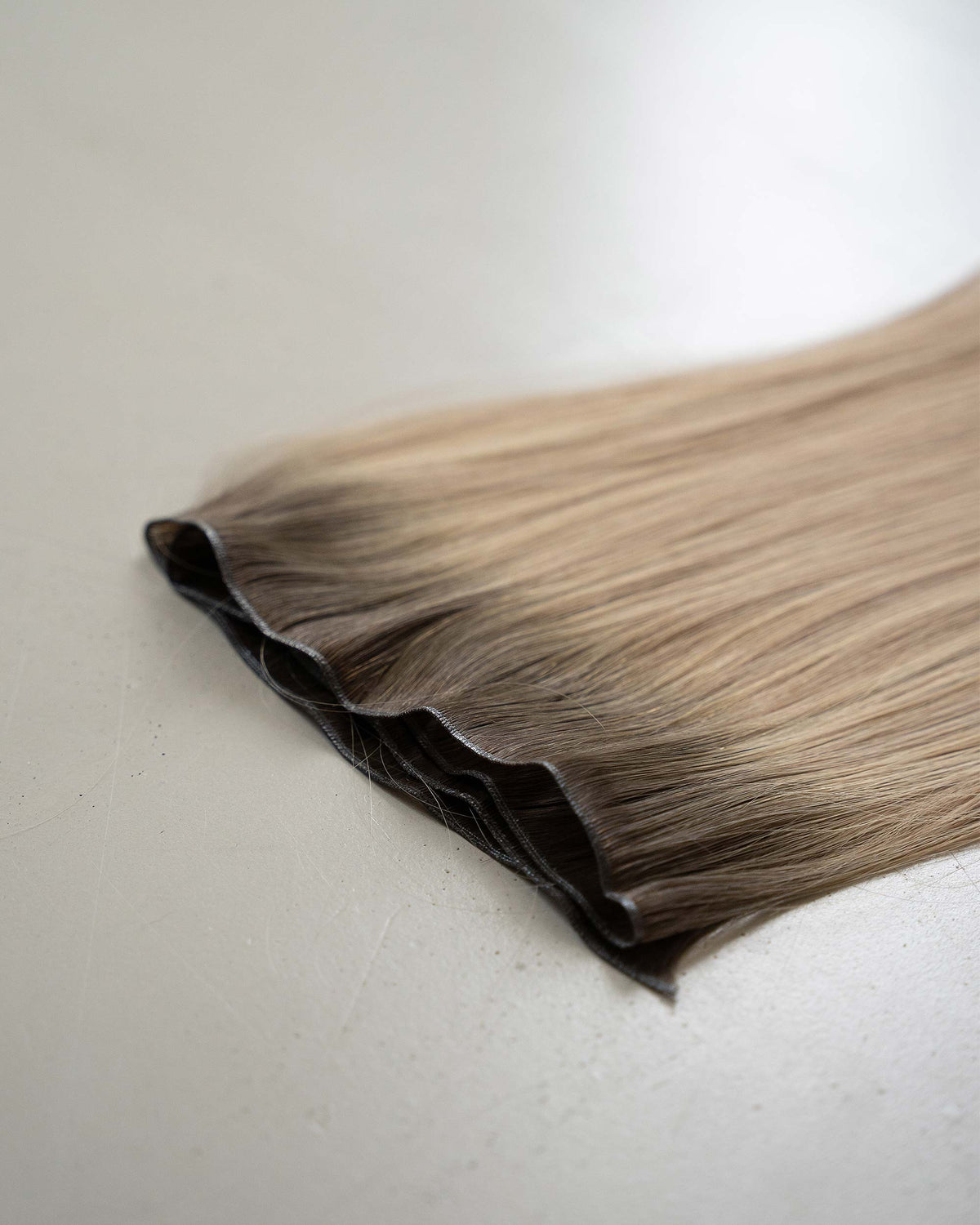 Premium Weft, Nahaufnahme der Haarspitzen – Sandy Glow