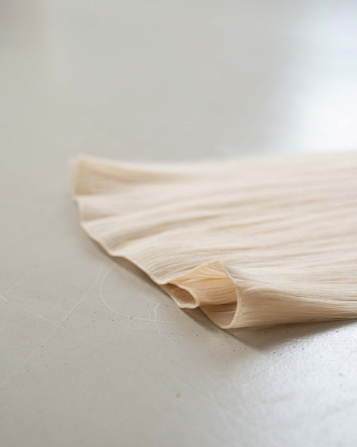 Premium Weft, Nahaufnahme der Haarspitzen – Scandinavian Blonde