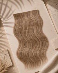 Premium Weft, Lifestyle-Aufnahme auf strukturierter Oberfläche – Soft Beige Blonde