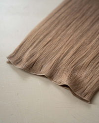 Premium Weft, Nahaufnahme der Haarspitzen – Soft Beige Blonde