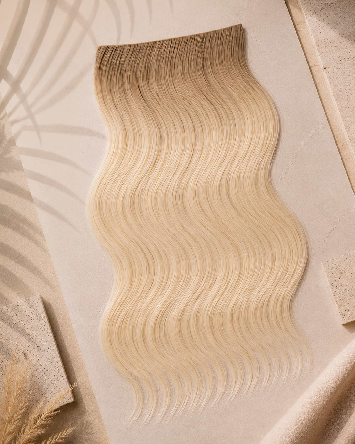 Premium Weft, Lifestyle-Aufnahme auf strukturierter Oberfläche – Vanilla Pearl Blonde