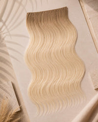 Premium Weft, Lifestyle-Aufnahme auf strukturierter Oberfläche – Vanilla Pearl Blonde