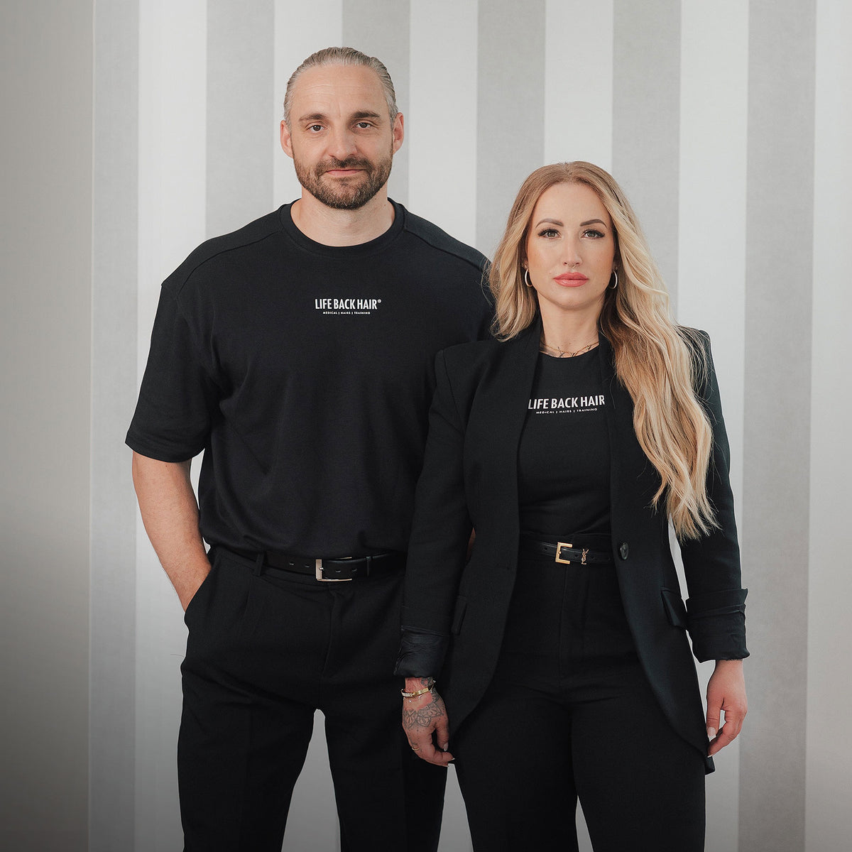 Team von LIFEBACKHAIR in schwarzer Markenkleidung mit Logo-Shirt